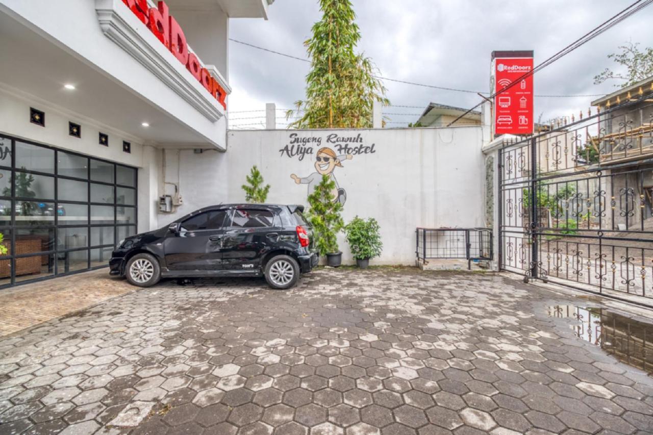 Reddoorz Hostel Near Stadion Mandala Krida Yogya Yogyakarta Eksteriør billede