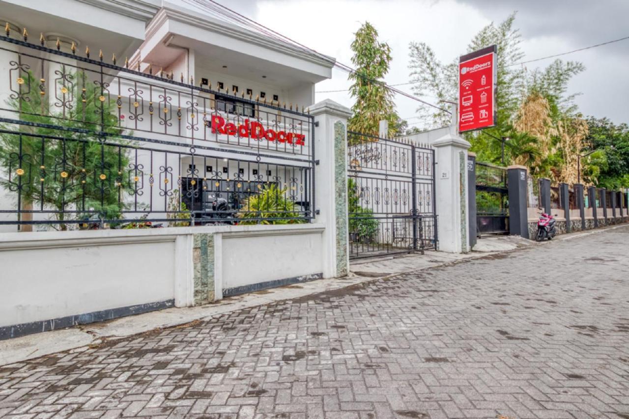Reddoorz Hostel Near Stadion Mandala Krida Yogya Yogyakarta Eksteriør billede